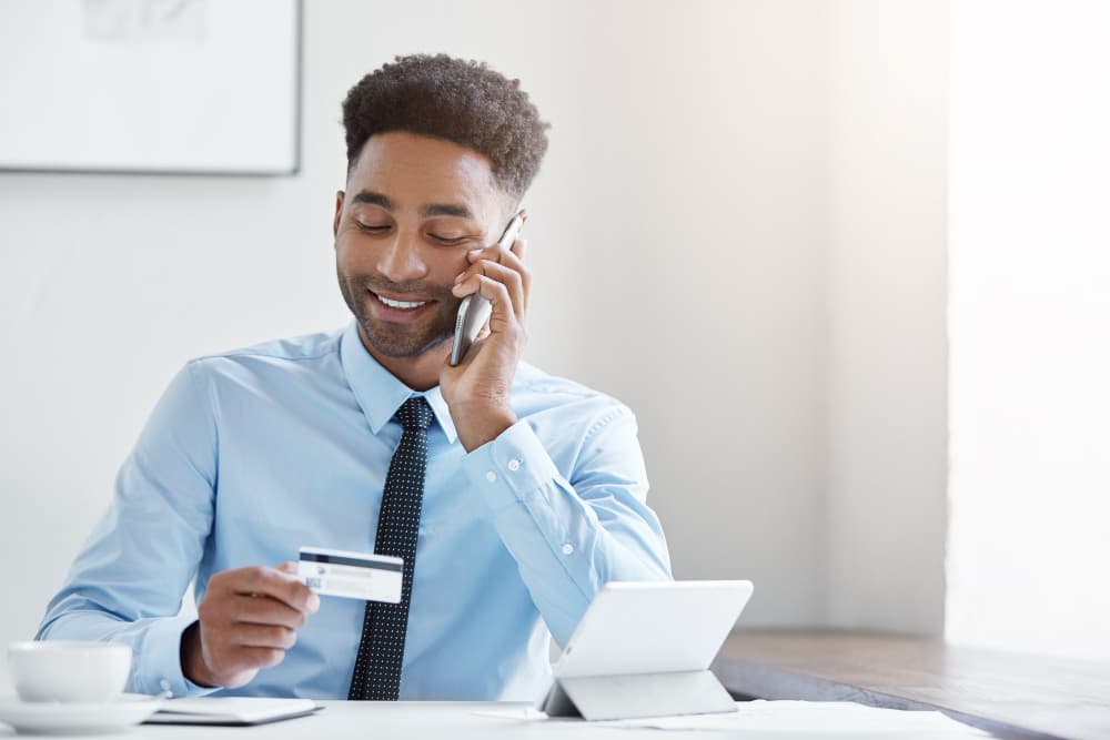 Dirigeante africaine consultant son tableau de bord financier
